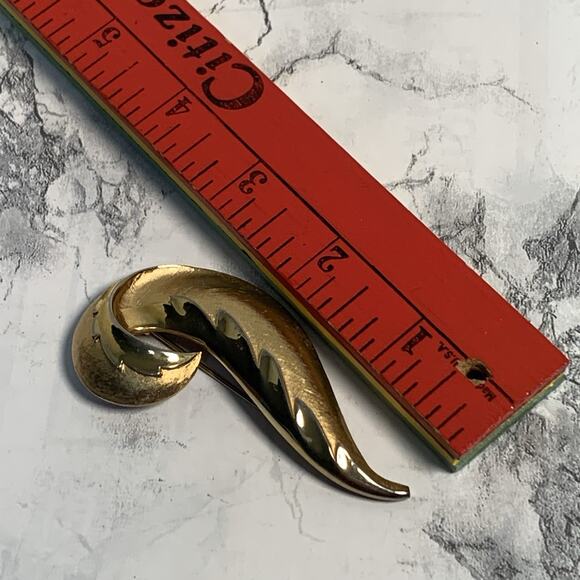 RARE Crown Trifari Question Mark Brooch Textured Geometric Gold Tone Signed - Picture 5 of 6